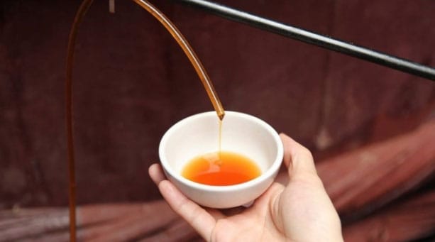 Nước mắm nhỉ là nước mắm được ủ 1 – 2 năm, thu hoạch từng giọt đầu tiên, thơm ngon quý giá Nước mắm nhỉ là nước mắm được ủ 1 – 2 năm, thu hoạch từng giọt đầu tiên, thơm ngon quý giá