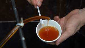 Rút nước mắm và đóng chai 